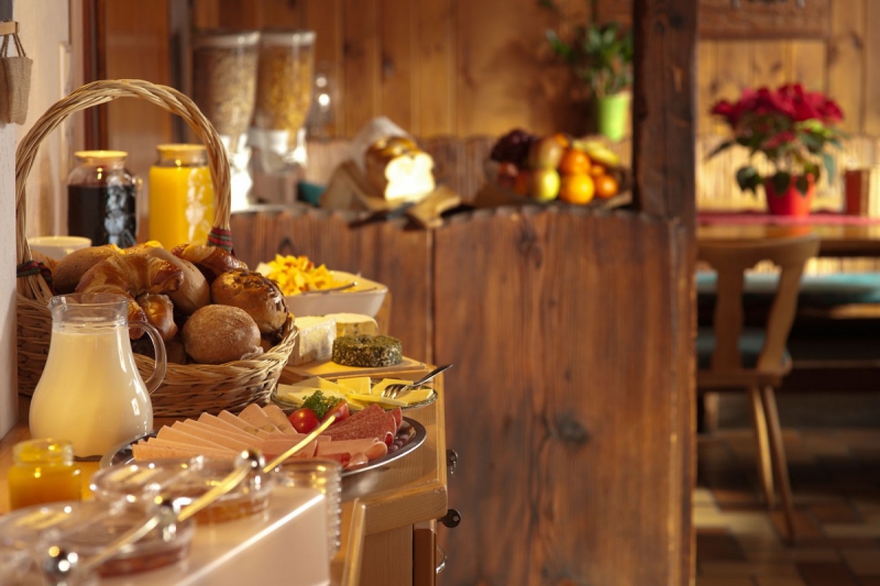 boulangerie-VALBONNE-min_breakfast_buffet_food_restaurant_meal_hotel_plate_fresh-718745